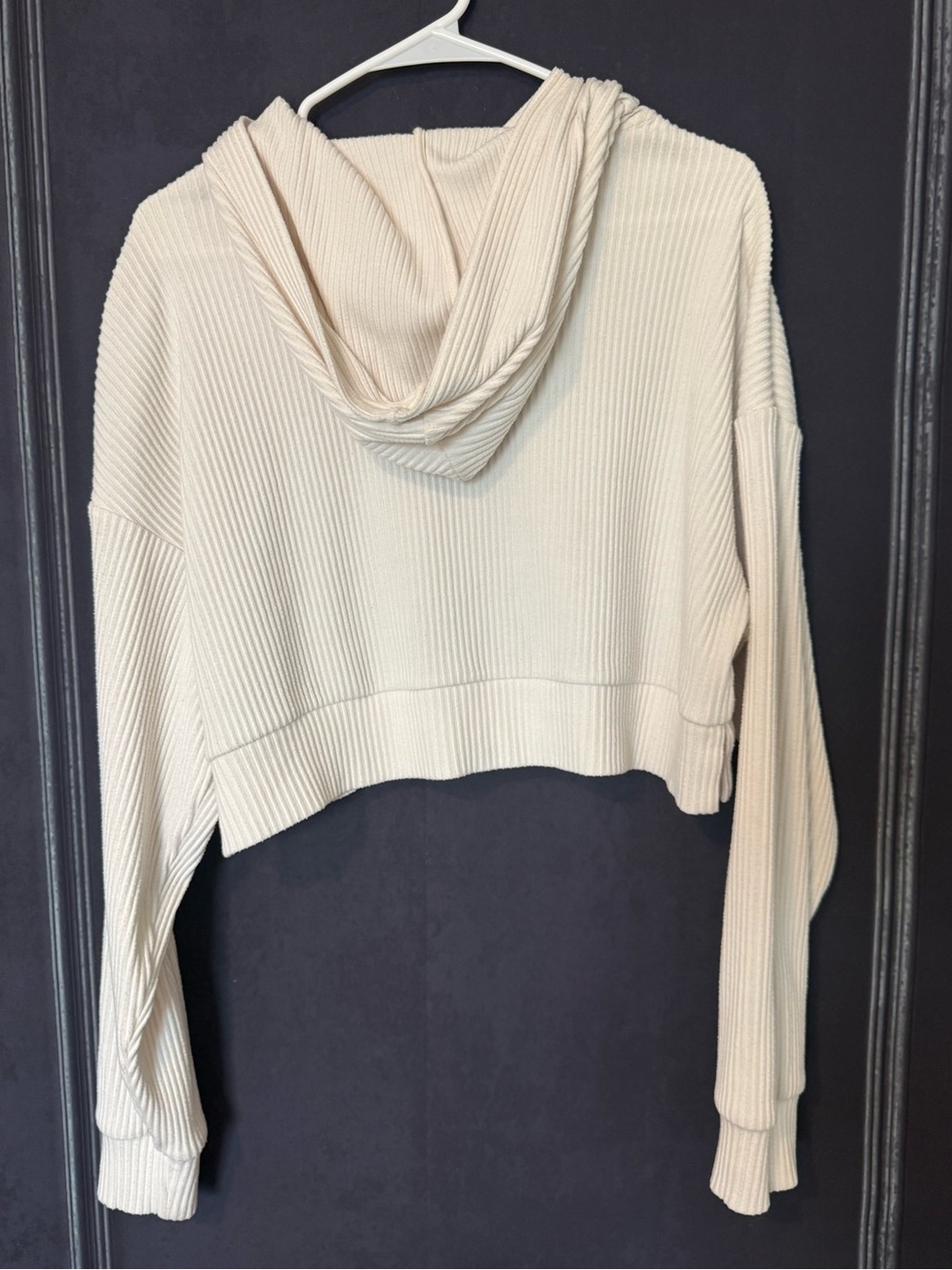 ALO Muse Ribbed Cropped Hoodie in Cream (read) - Picture 3 of 6